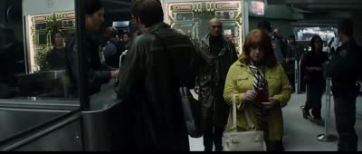 Total Recall 2012 - Quaid Uses Wearable Personal Hologram Emitter