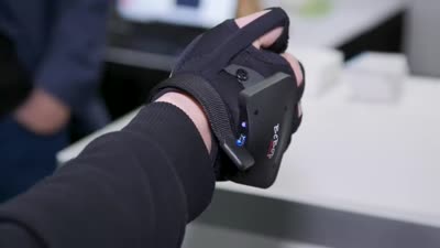 BeBop Data Glove Hands-On at CES 2019: Virtual and real worlds merge